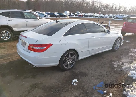 2010 Mercedes-Benz E 550 z USA, uszkodzony, nr VIN WDDKJ7CB1AF035971
